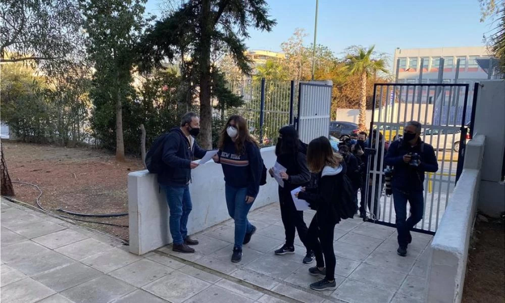 Σχολεία: Χτύπησε το πρώτο κουδούνι στα Λύκεια - Με self test και θερμομετρήσεις μπαίνουν οι μαθητές στις τάξεις